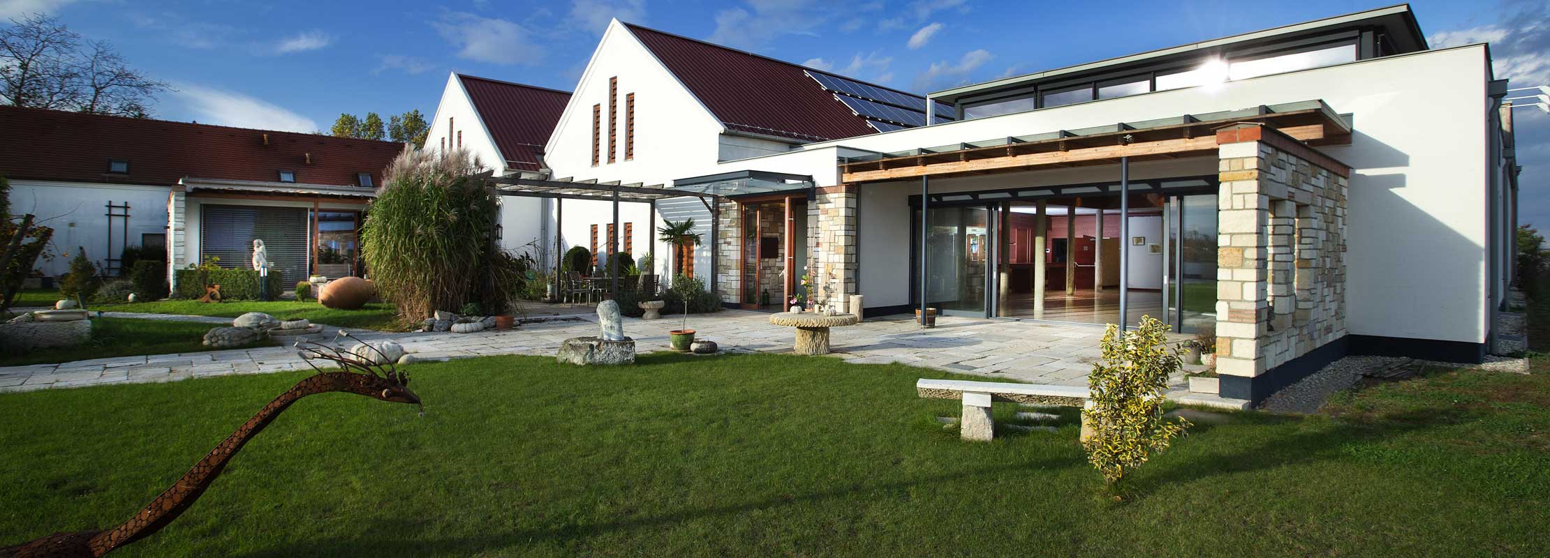 Gebäude des Weinguts Umathum mit Garten und Rasen