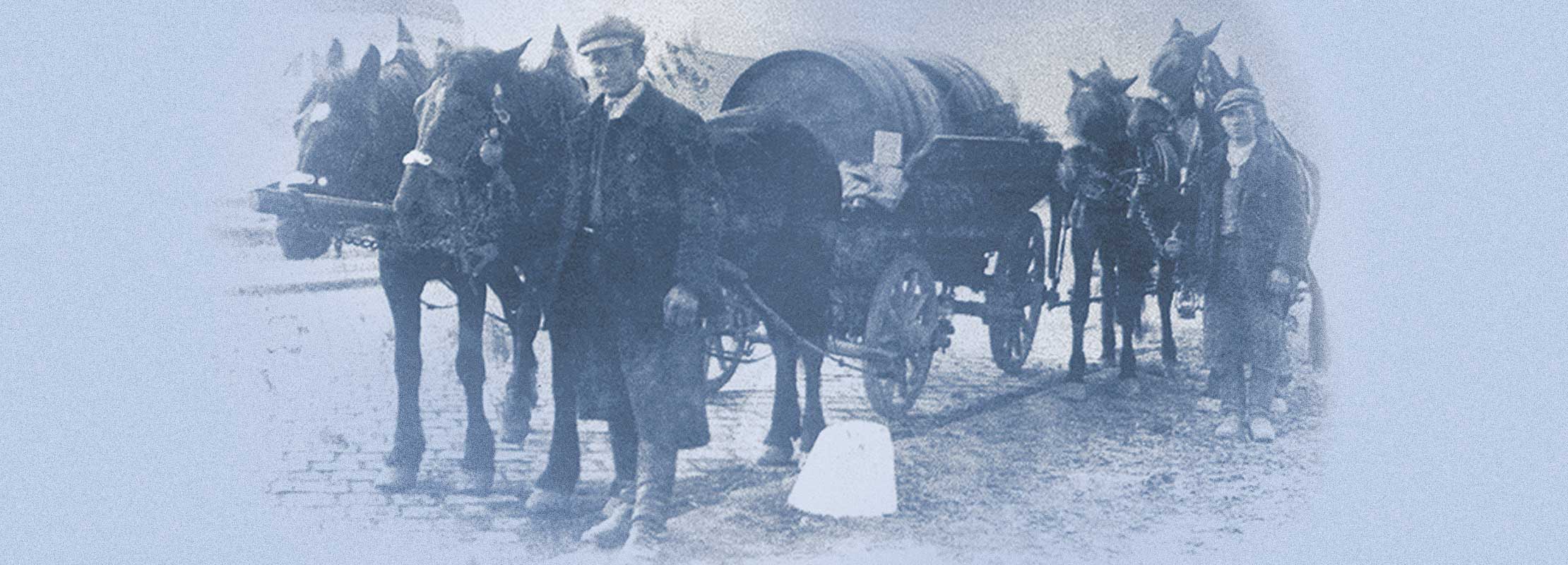 Historisches Foto: Pferdefuhrwerk mit Weinfass und zwei Männern