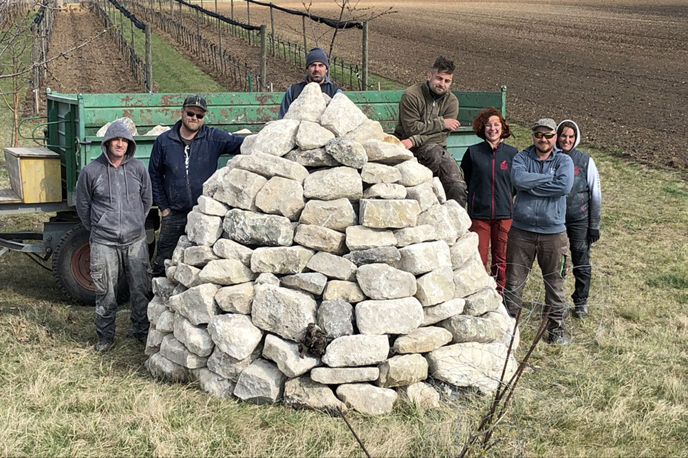Umathum Team und Steinhaufen