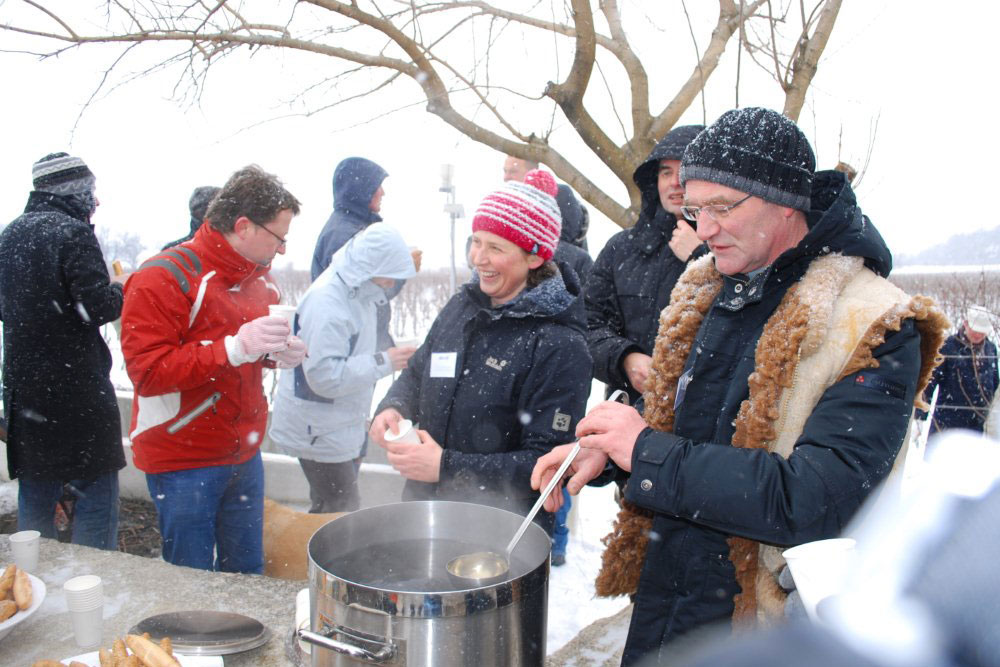 Josef umathumschenkt Glühwein aus