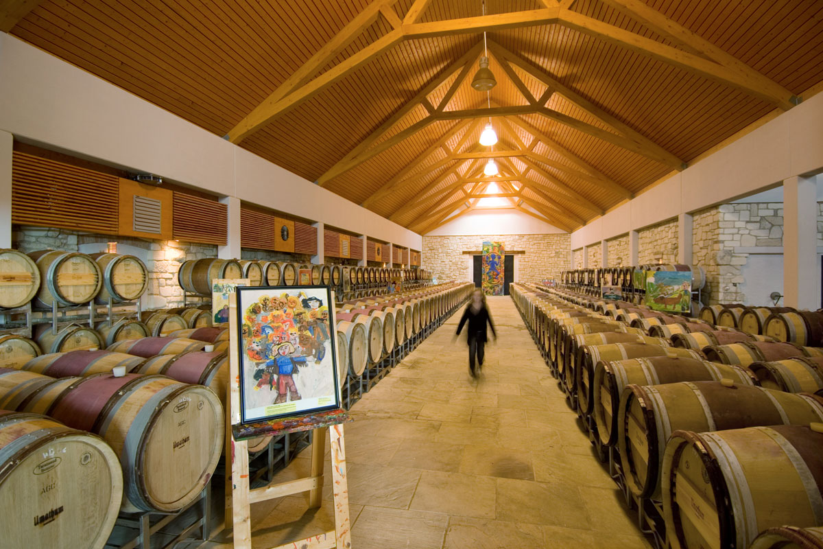Weinhalle mit Fässern, Staffelei und Kind